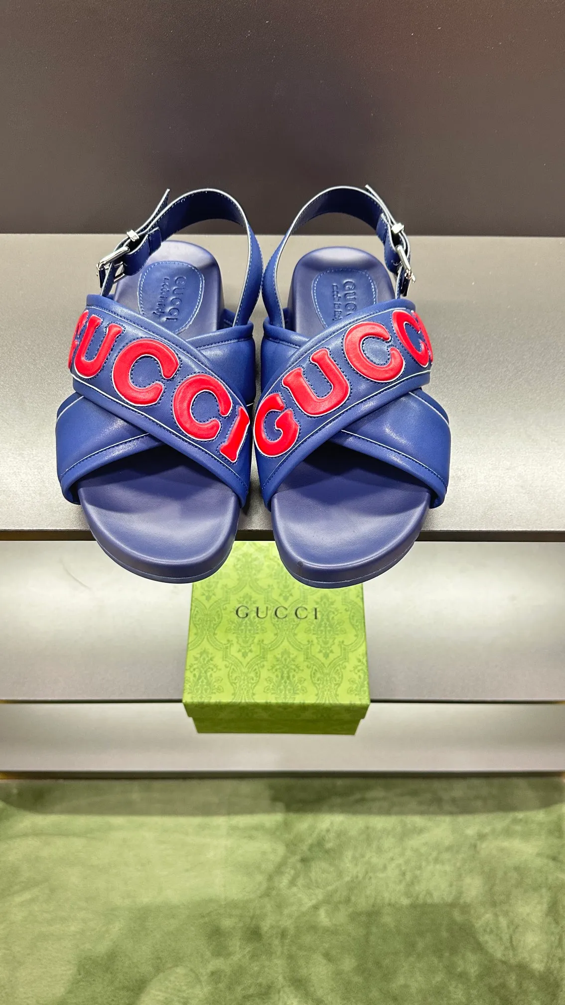 [G Family Couple Style] P: 320💰Female size 36~40 Men's size 39~45, (46. Custom-made GG slippers for men and women. This slipper is made of GG polyester fiber and is decorated with a Gucci label on the front, which adds a striking logo feel to the style. Beige GG recycled polyester fiber, same size for men and women, leather trim